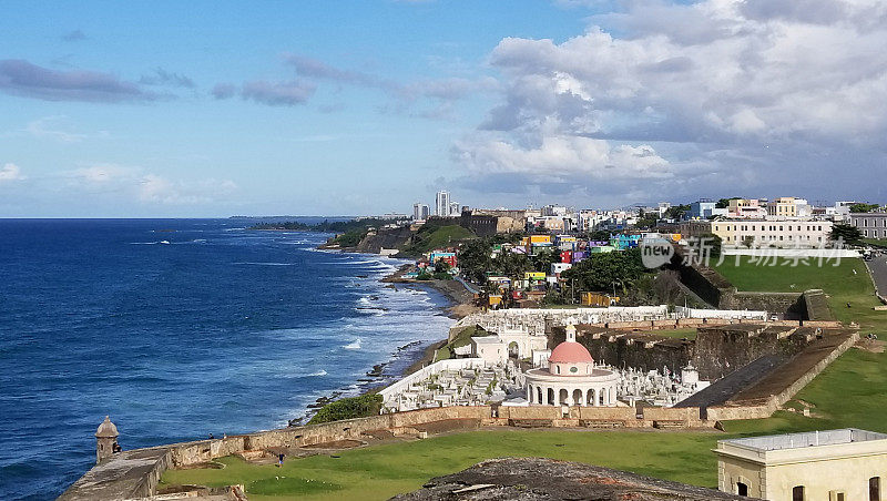 波多黎各圣胡安海岸线和古老的El Morro城堡。